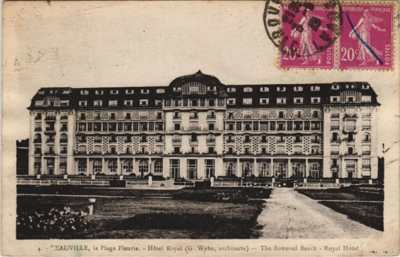 Carte postale ancienne Deauville Hotel Royal à Deauville