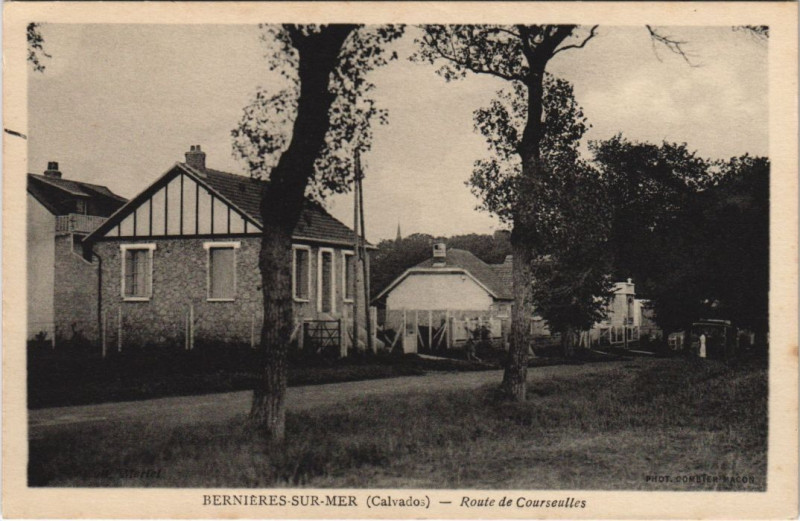 Carte postale ancienne Bernieres-sur-Mer Route de Courseulles