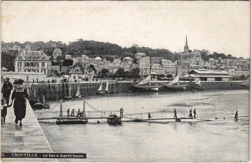 Carte postale ancienne Trouville Le Bac a Maree Basse