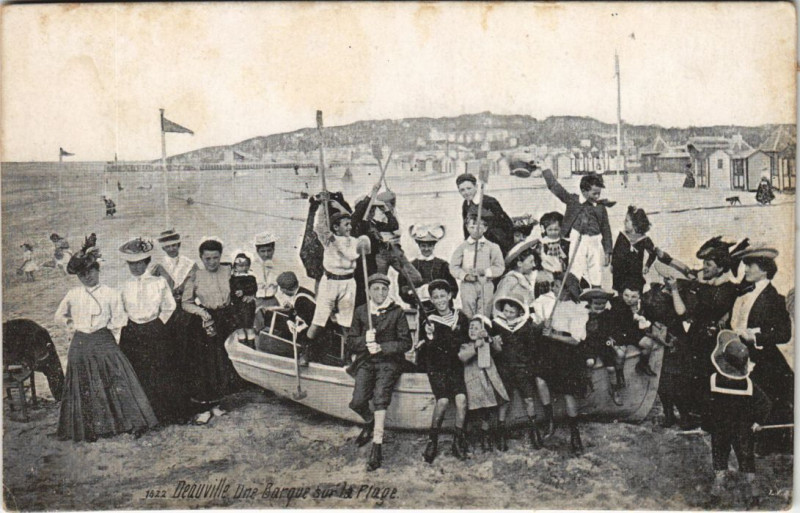 Carte postale ancienne Deauville Une Barque sur la Plage à Deauville