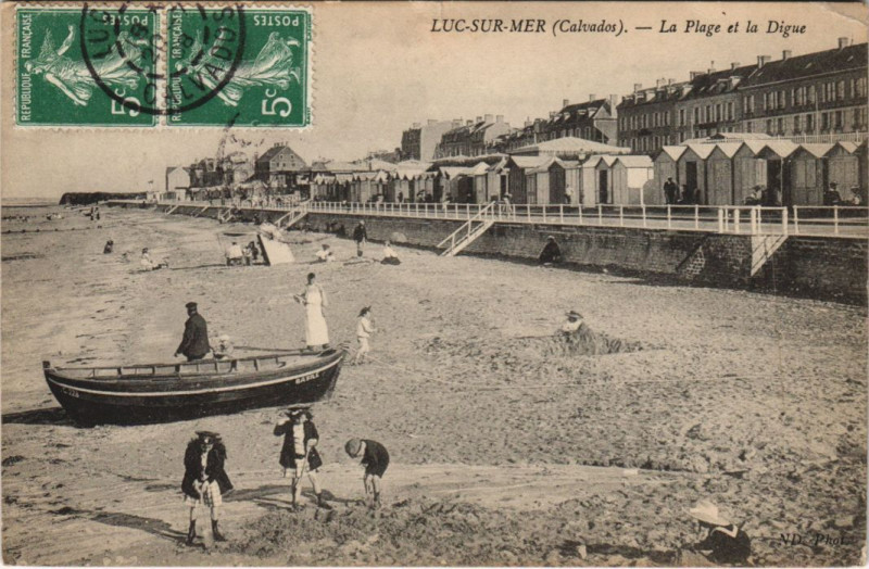 Carte postale ancienne Luc-sur-Mer La Plage et la Digue à Luc-sur-Mer