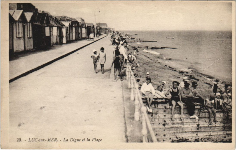 Carte postale ancienne Luc-sur-Mer La Digue et la Plage à Luc-sur-Mer