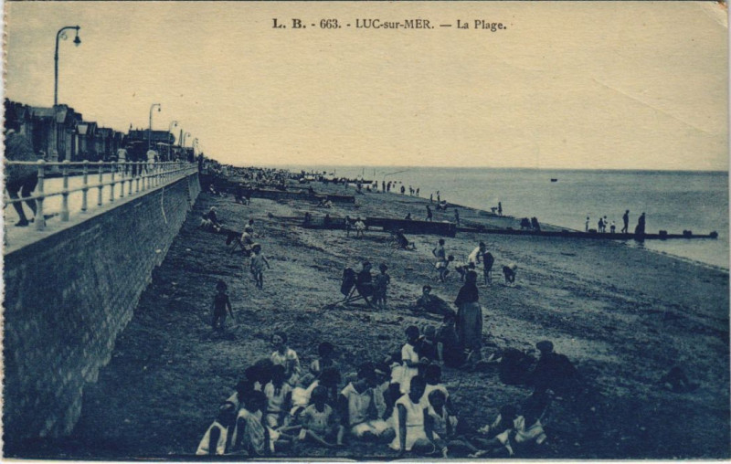 Carte postale ancienne Luc-sur-Mer La Plage à Luc-sur-Mer