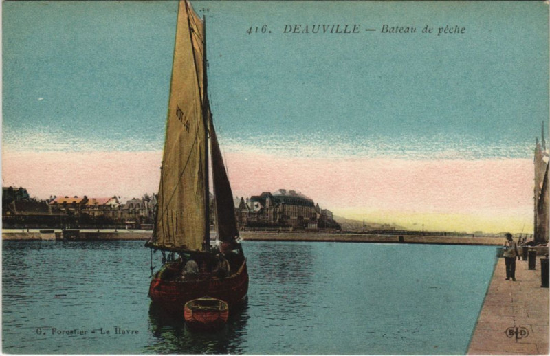 Carte postale ancienne Deauville Bateau de Peche à Deauville