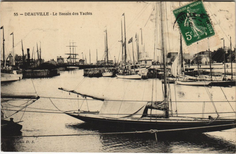 Carte postale ancienne Deauville Le Bassin des Yachts à Deauville