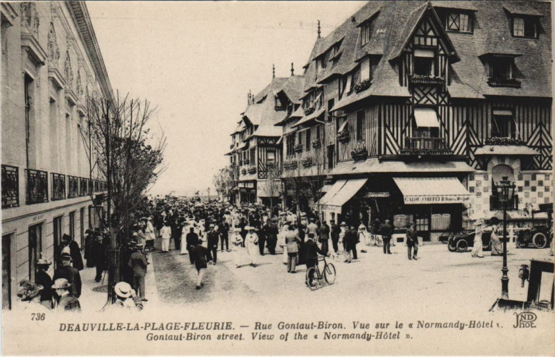 Carte postale ancienne Deauville Rue Gontaut-Biron - Vue sur le Normandy-Hotel à Deauville