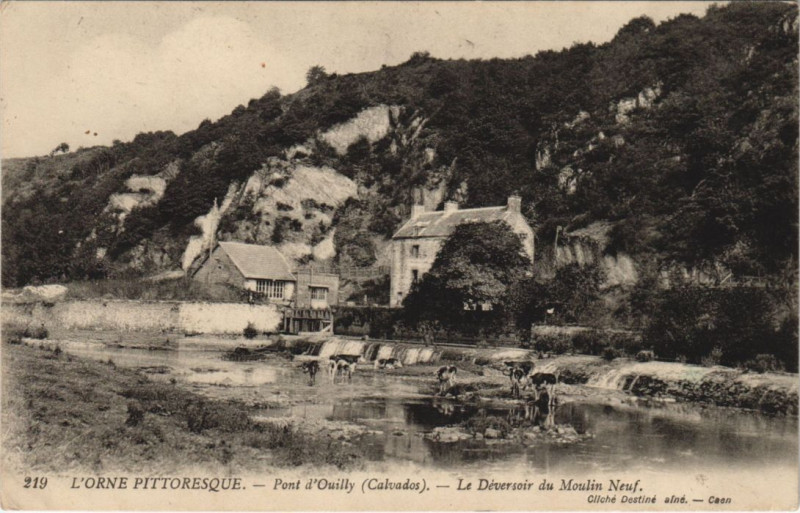 Carte postale ancienne Pont-d'Ouilly Le Deversoir du Moulin Neuf à Pont-d'Ouilly