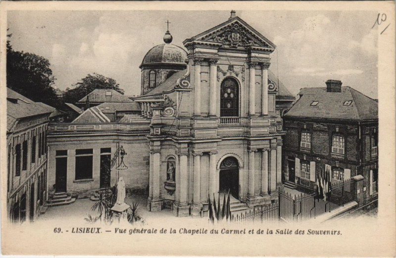 Carte postale ancienne Lisieux Vue de la Chapelle du Carmel et de la Salle des Souvenirs à Lisieux
