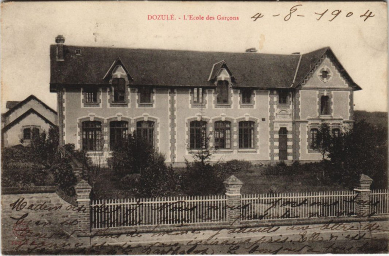 Carte postale ancienne Dozule L'Ecole des Garcons