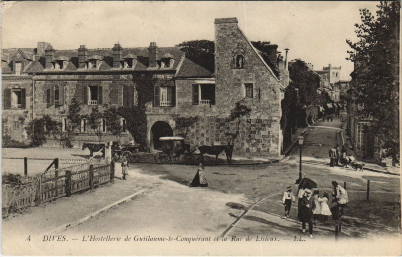 Carte postale ancienne Dives Hostellerie Guillaume-le-Conquerant - Rue de Lisieux à Lisieux