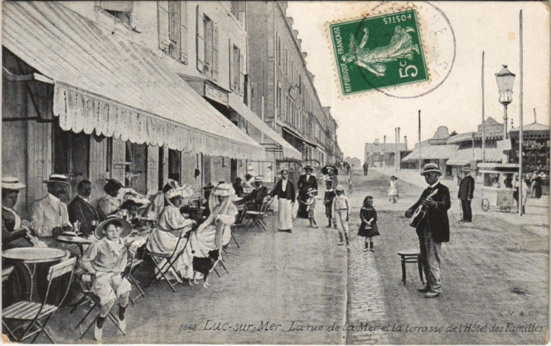 Carte postale ancienne Luc-sur-Mer Rue de la Mer et la Terrasse de l'Hotel des Familles à Luc-sur-Mer