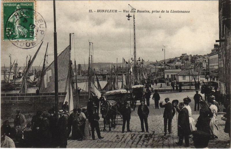 Carte postale ancienne Honfleur Vue des Bassins prise de la Lieutenance à Honfleur