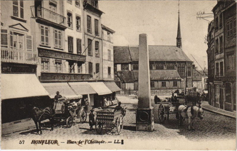 Carte postale ancienne Honfleur Place de l'Obelisuqe à Honfleur