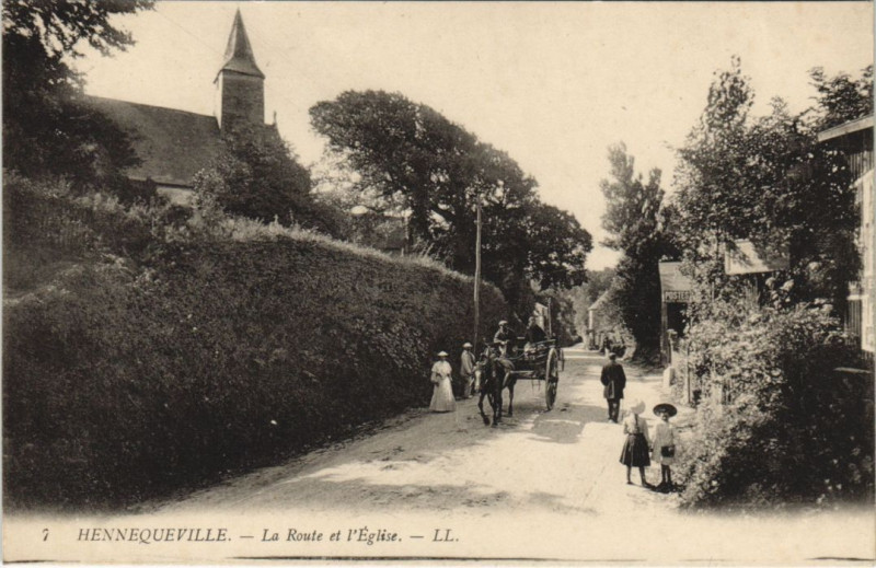Carte postale ancienne Hennequeville La Route et l'Eglise