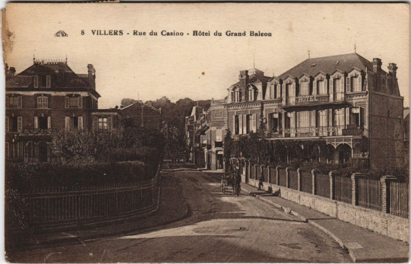 Carte postale ancienne Villers-sur-Mer Rue du Casino - Hotel de Grand Balcon à Villers-sur-Mer