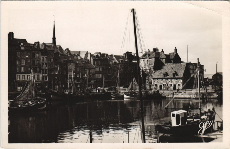 Carte postale ancienne Honfleur La Lieutenance et le Quai Sainte-Catherine à Honfleur