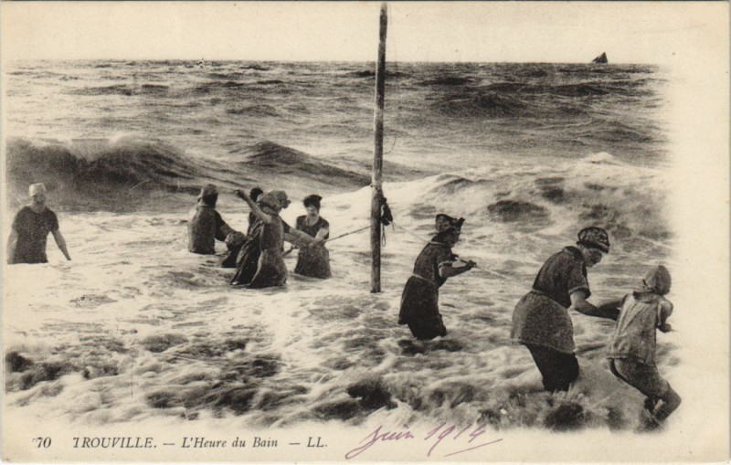 Carte postale ancienne Trouville L'Heure du Bain