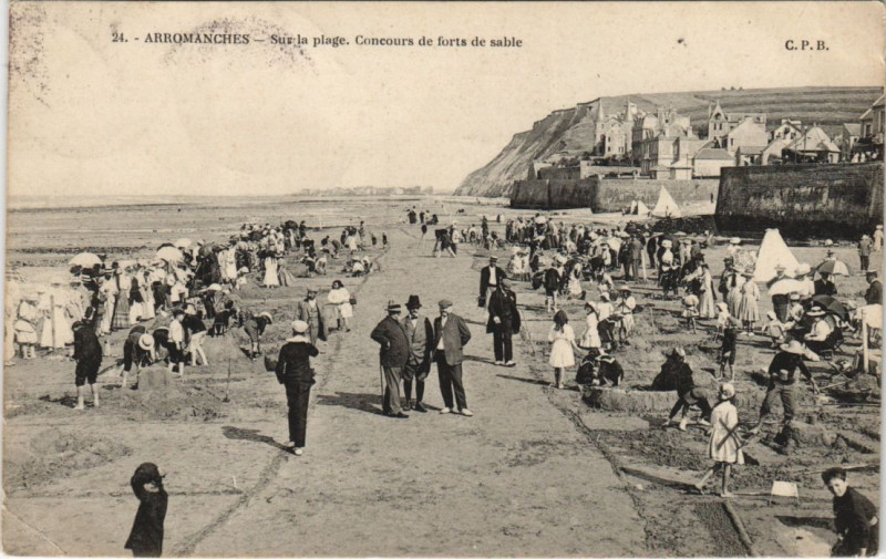 Carte postale ancienne Arromanches Sur la Plage - Concours de Forts de Sable