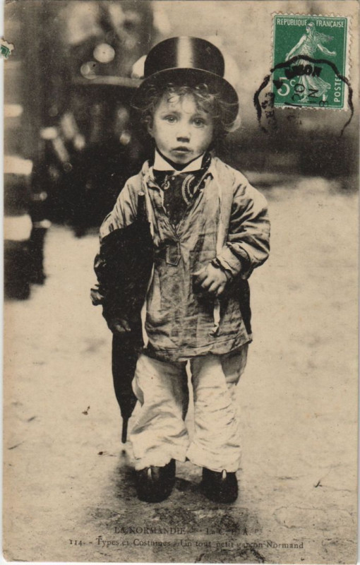 Carte postale ancienne Types et Costumes - Un Tout Petit Garcon Normand