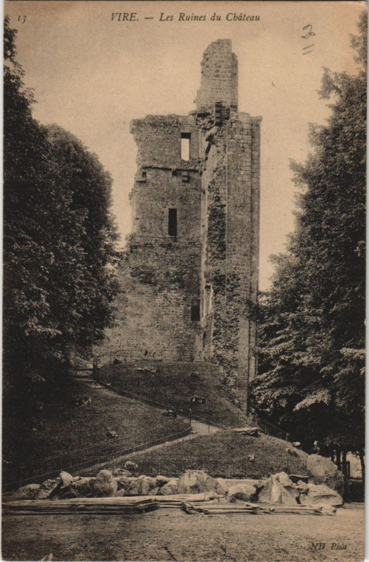 Carte postale ancienne Vire Les Ruines du Chateau