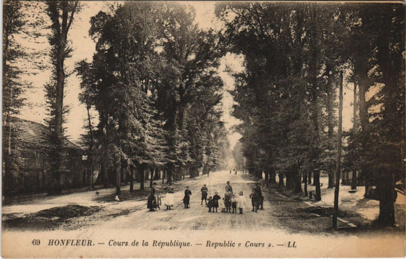 Carte postale ancienne Honfleur Cour de la Republique à Honfleur