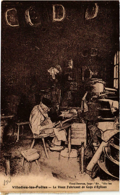 Carte postale ancienne Villedieu-les-Poeles Le Vieux Fabricant de Ceqs d'Eglises
