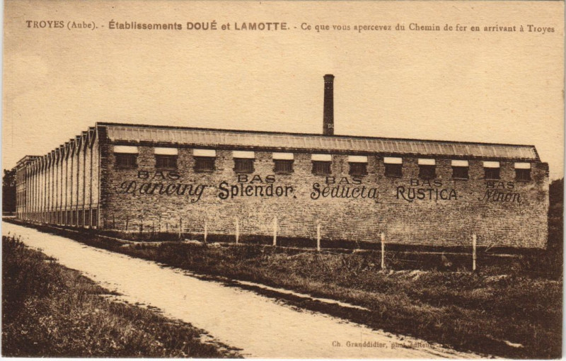 Carte postale ancienne Troyes Etabl. Dou et Lamotte à Troyes