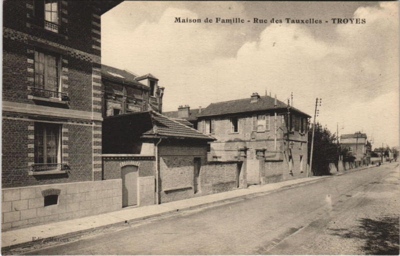 Carte postale ancienne Troyes Rue des tauxelles maison de Famille à Troyes