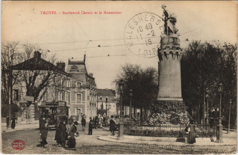 Carte postale ancienne Troyes Bd Carnot le Monument à Troyes