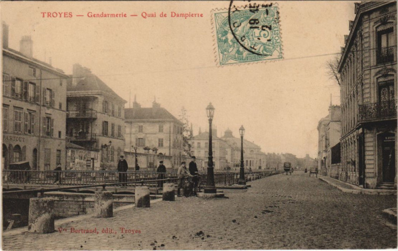 Carte postale ancienne Troyes Gendarmerie Quai de Dampierre à Dampierre