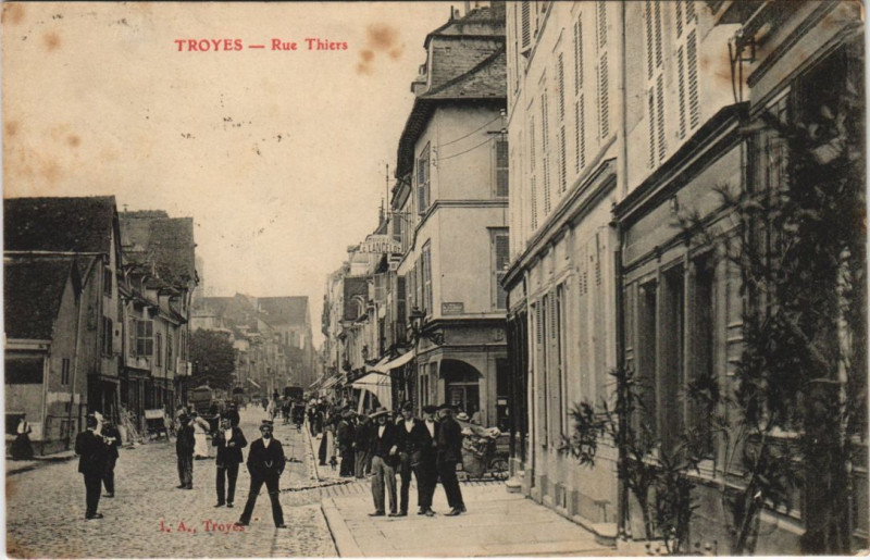 Carte postale ancienne Troyes Rue thiers à Troyes