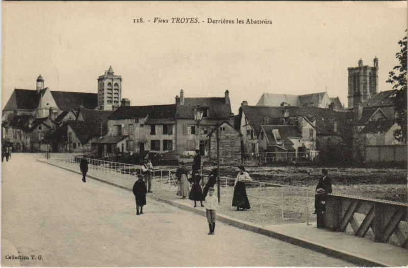 Carte postale ancienne Troyes Les Abattoirs Derrieres à Troyes