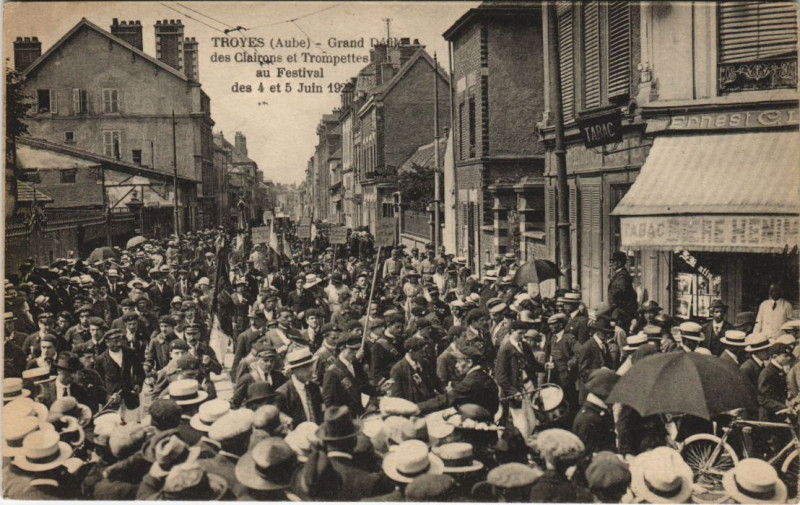 Carte postale ancienne Troyes Festival des Clairons et Trompettes 1922 Grand Defile à Troyes