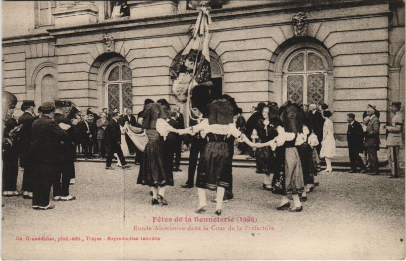 Carte postale ancienne Troyes Fetes de la Bonneterie 1925 Ronde Alsacienne à Troyes