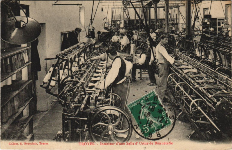 Carte postale ancienne Troyes Usine de la Bonneterie. Interieur d'une salle à Troyes