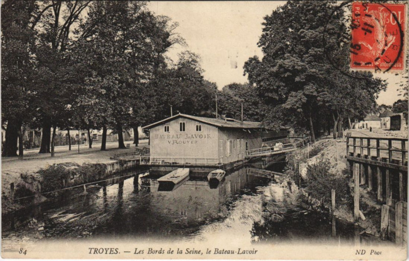 Carte postale ancienne Troyes Bords de la Seine Bateau Lavoir à Troyes