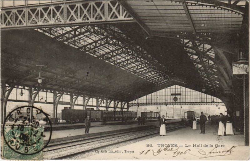 Carte postale ancienne Troyes Hall de la Gare à Troyes