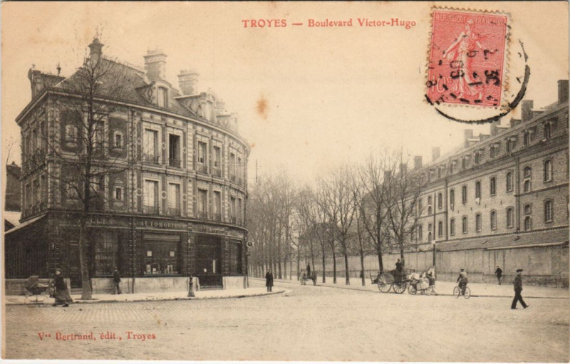 Carte postale ancienne Troyes Boulevard Victor Hugo à Troyes