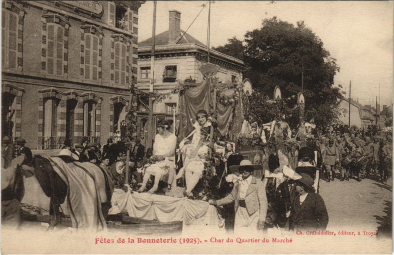 Carte postale ancienne Troyes Fetes de la Bonneterie 1925 Char Quartier du Marche à Troyes