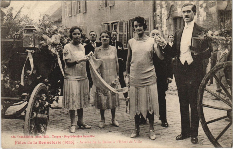 Carte postale ancienne Troyes Fetes de la Bonneterie 1925 La reine a Hotel de Ville à Troyes