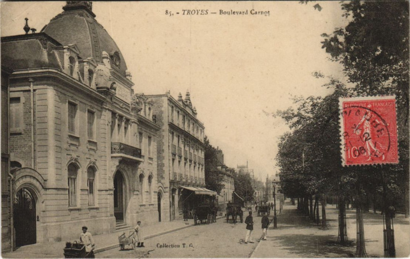 Carte postale ancienne Troyes Boulevard Carnot à Troyes