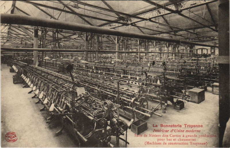 Carte postale ancienne Troyes Usine de la Bonneterie. Interieur Salle des Metiers à Troyes