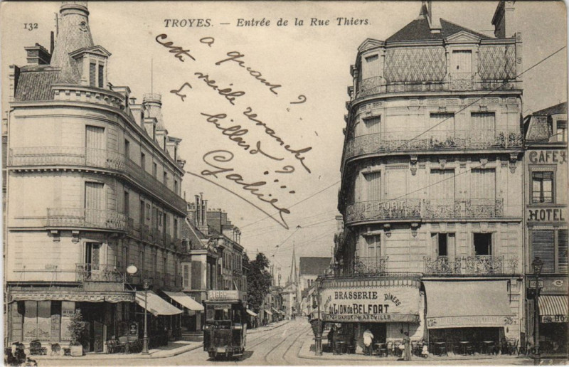 Carte postale ancienne Troyes Rue thiers Entreee à Troyes