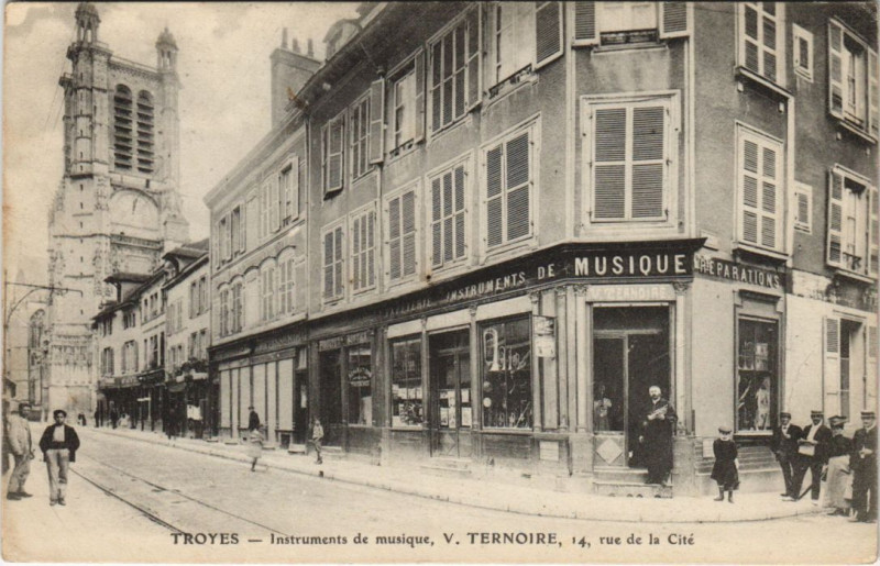 Carte postale ancienne Troyes 14, rue de la Cite Instruments de musique V. Ternoire à Troyes