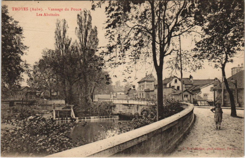 Carte postale ancienne Troyes Les Abattoirs Vannage du Pouce à Troyes