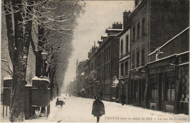 Carte postale ancienne Troyes sous la neige 1918 Rue du Theatre à Troyes