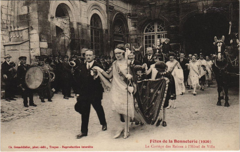 Carte postale ancienne Troyes Fetes de la Bonneterie 1925 Cortege des Reines à Troyes