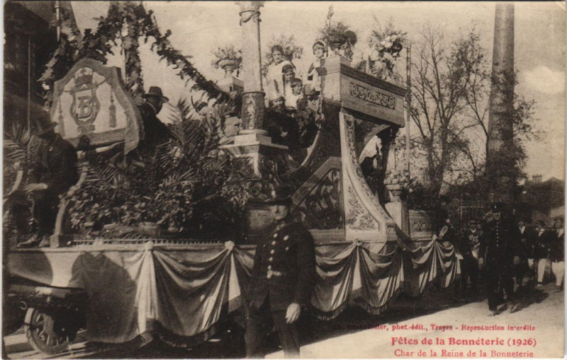 Carte postale ancienne Troyes Fetes de la Bonneterie 1925 Char de la Reine de Bonneterie à Troyes