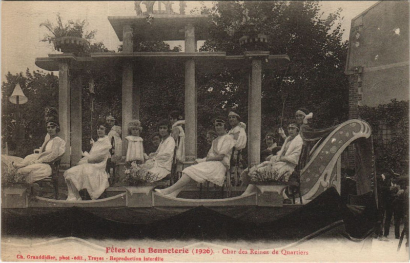 Carte postale ancienne Troyes Fetes de la Bonneterie 1925 Char des Reines de Quartiers à Troyes