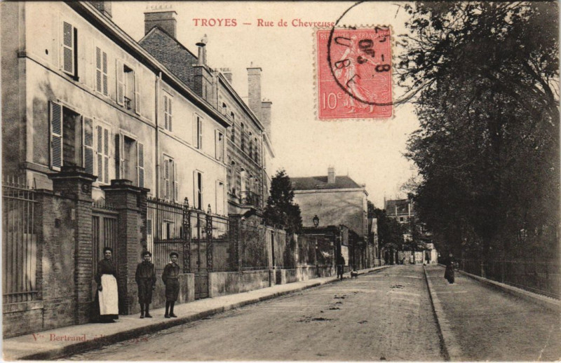 Carte postale ancienne Troyes Rue de Chevreuse à Troyes